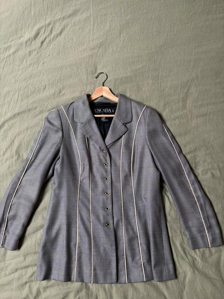 Mode icoon! Zijden blazer Escada - maat 40, Kleding | Dames, Jasjes, Kostuums en Pakken, Zo goed als nieuw, Maat 38/40 (M), Grijs