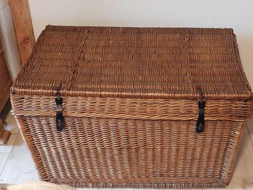 Grote mooie rieten mand met sluitingen, Huis en Inrichting, Woonaccessoires | Schalen en Manden, Gebruikt, Mand, Rechthoekig, Riet