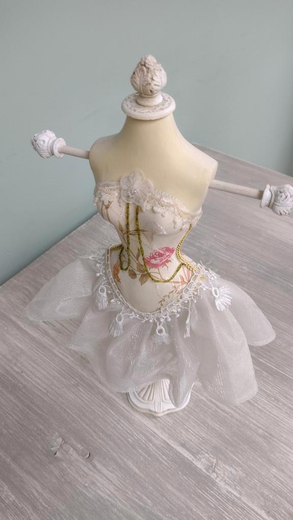 Etalagebuste voor sieraden met mooi kleedje. Heel decoratief, Antiek en Kunst, Curiosa en Brocante, Ophalen