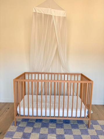 Kinderbed + AeroSleep matras + klamboe — perfecte staat beschikbaar voor biedingen