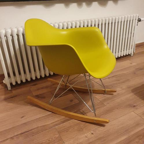 Rocking chair fauteuil à bascule Eames - Vitra - comme neuf, Antiek en Kunst, Antiek | Meubels | Stoelen en Sofa's, Ophalen
