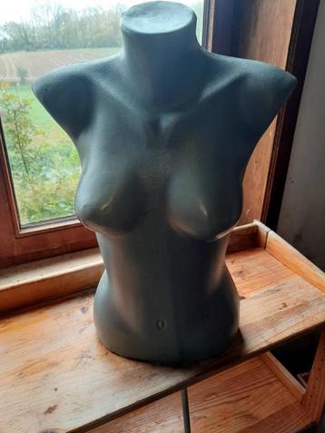 Kunstof vrouwen buste beschikbaar voor biedingen