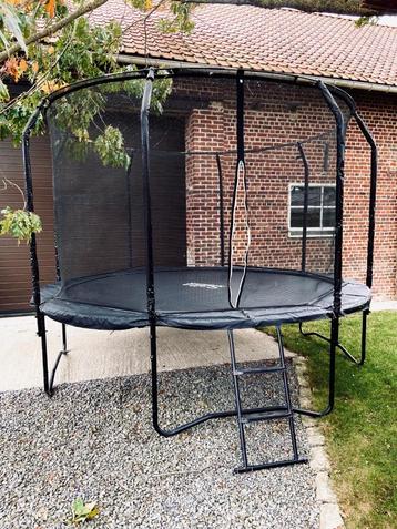 Trampoline met net en een ladder beschikbaar voor biedingen