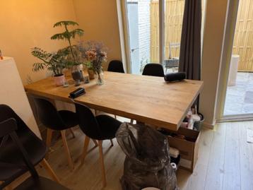 houten tafel met 4 stoelen beschikbaar voor biedingen