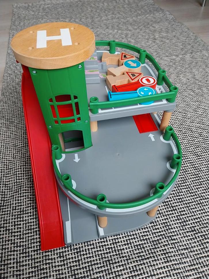 Brio trein parkeergarage met meerdere verdiepingen en lift., Enfants & Bébés, Jouets | Autre, Comme neuf, Garçon ou Fille, Enlèvement