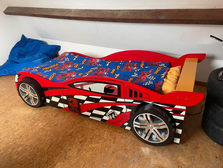 Eenpersoonsbed raceauto, Kinderen en Baby's, Kinderkamer | Bedden, Gebruikt, 180 cm of meer, 85 tot 100 cm, Lattenbodem, Ophalen