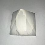 Satin Spar piramide - 100gram - 52mm hoog - 44 x 46mm voet, Ophalen of Verzenden, Mineraal