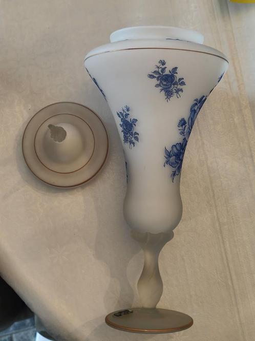 Handgeschilderde glazen urne, vaas van V.A.B. BOUSSU., Huis en Inrichting, Woonaccessoires | Vazen, Zo goed als nieuw, Wit, Glas