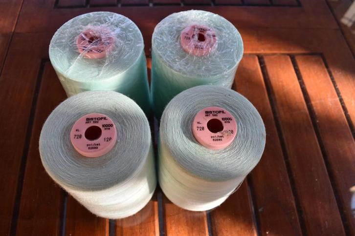 4 grote konen lockgaren Bistofil muntgroen, Hobby en Vrije tijd, Naaien en Fournituren, Nieuw, Garen of Naald(en), Ophalen of Verzenden