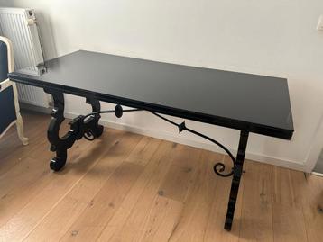 Stijlvolle tafel te koop in hout, smeedijzer & zwart glas beschikbaar voor biedingen