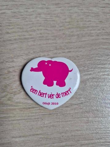 Carnaval Aalst badge een hert ver de mert 2010 beschikbaar voor biedingen