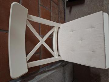 4 Witte houten stoelen  beschikbaar voor biedingen