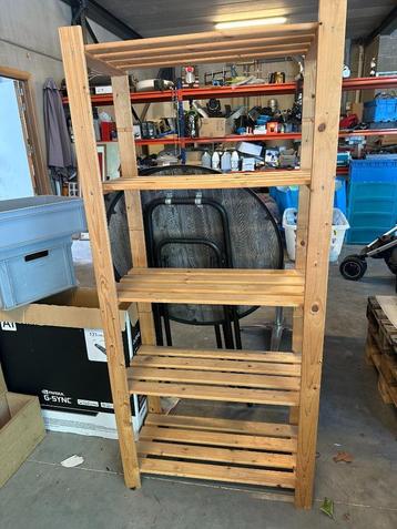 Houten rekje beschikbaar voor biedingen