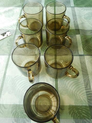 Lot de 7 mugs en verre fumé marron Arcoroc pour BP.