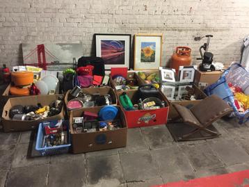 Een 10 tal dozen spulletjes  spotprijs 25 euro voor alles beschikbaar voor biedingen