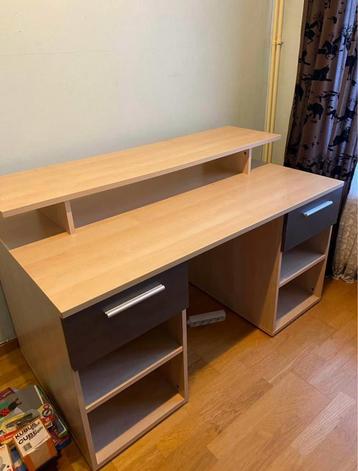 Groot bureau met ladekasten beschikbaar voor biedingen