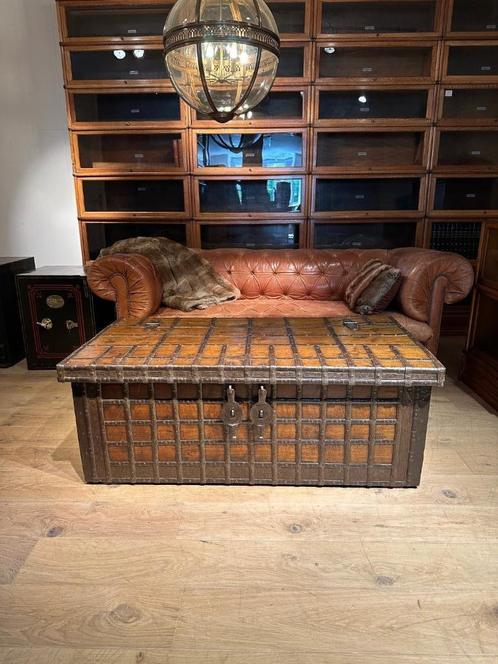 Antieke kist / salontafel, Antiek en Kunst, Antiek | Meubels | Tafels, Ophalen of Verzenden