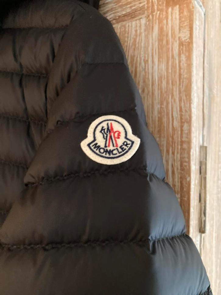 Nieuwe Jas Moncler, Kleding | Dames, Jassen | Winter, Zo goed als nieuw, Maat 38/40 (M), Zwart, Verzenden