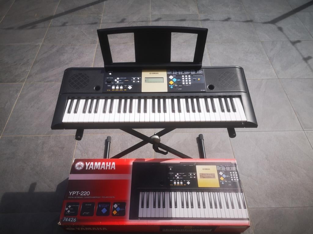 Clavier piano électronique Yamaha YPT 220 + Pied de support, Musique & Instruments, 61 touches, Yamaha, Comme neuf, Enlèvement