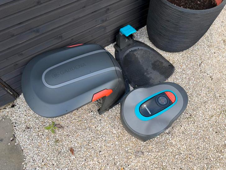 Gardena robotmaaier sileno 250 met garage en toebehoren, Jardin & Terrasse, Tondeuses robotisées, Utilisé, Enlèvement
