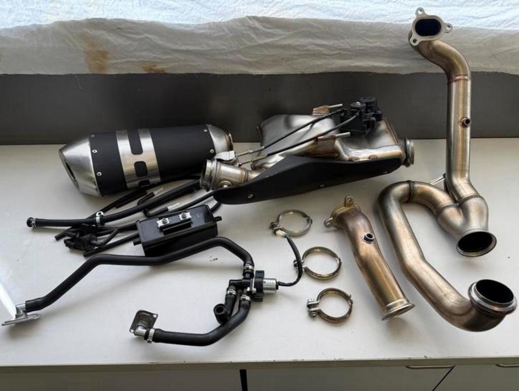 Ligne d'échappement OEM complète KTM Superduke 1290R Gen2 !, Motos, Enlèvement ou Envoi, Comme neuf