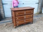 Ancienne commode avec incrustations