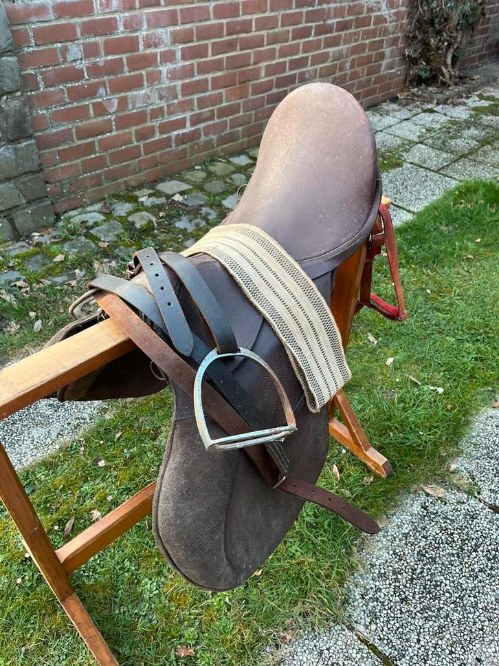 Selle ancienne de randonnée en cuir avec étriers et sacoche, Dieren en Toebehoren, Paarden en Pony's | Zadels, Gebruikt, Ophalen