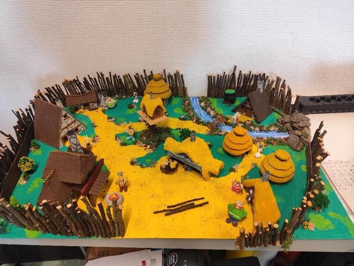 Diorama Astérix village 90x60cm - piéce d'exposition unique, Collections, Statues & Figurines, Neuf, Autres types, Enlèvement