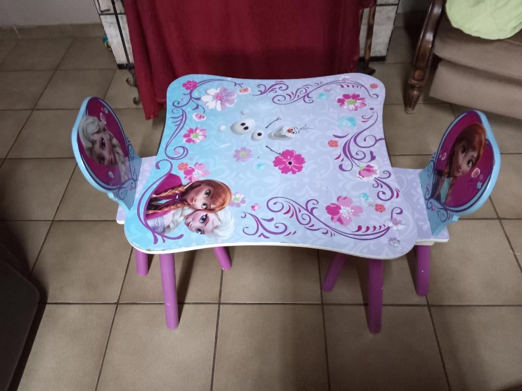 1 table et 2 chaises pour enfants, Enfants & Bébés, Jouets | Autre, Enlèvement