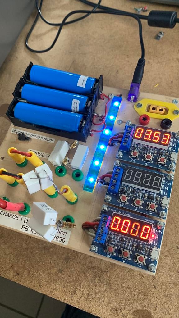 Laad en ontlaad station voor 18650 batterijen, Ophalen of Verzenden, Zo goed als nieuw
