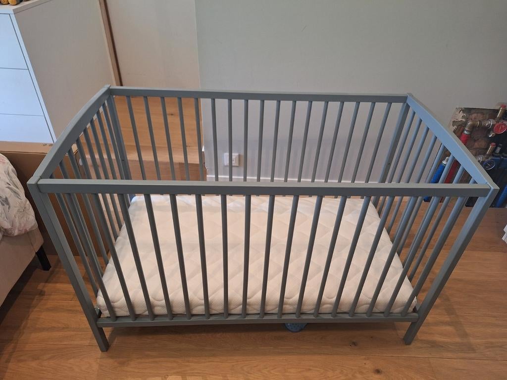 Lit bébé gris avec matelas, Enfants & Bébés, Chambre d'enfant | Lits, Utilisé, 140 à 160 cm, 70 à 85 cm, Sommier à lattes, Matelas