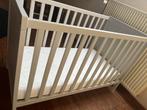 Babybed in hoogte verstelbaar (met of zonder matras), Kinderen en Baby's, Babywiegjes en Ledikanten, Ophalen, Zo goed als nieuw