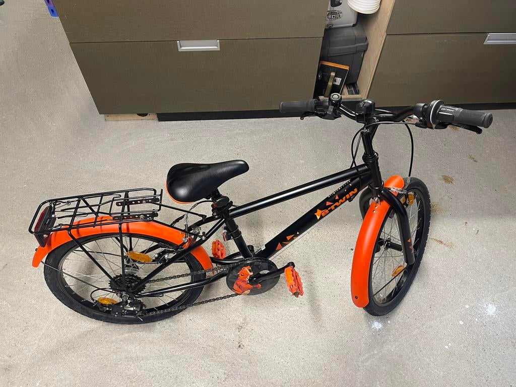 Kinderfiets zwart met oranje, zo goed als nieuw maat 20 inch, Vélos & Vélomoteurs, Vélos | Vélos pour enfant, Comme neuf, Enlèvement