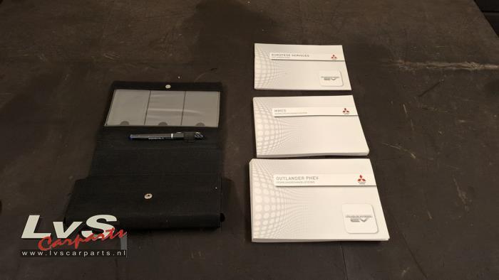 Instructie Boekje van een Mitsubishi Outlander, Gebruikt, -, -, Ophalen of Verzenden