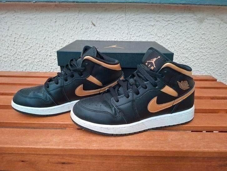 Air Jordan mid noir et doré - Nike baskets femme pointure 39, Enlèvement ou Envoi, Comme neuf, Jordan, Noir