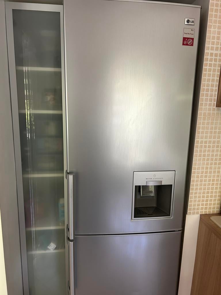 Koelkast met vriezer LG, Elektronische apparatuur, Koelkasten en IJskasten, Ophalen, 160 cm of meer, Zo goed als nieuw, 45 tot 60 cm