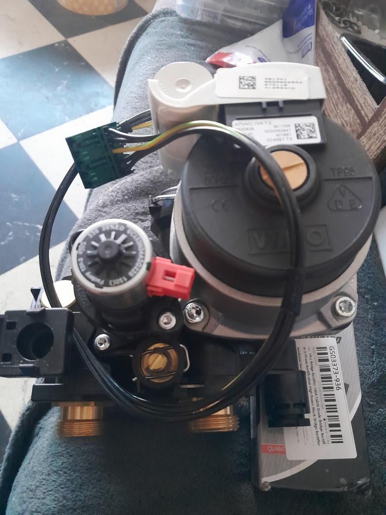 Hydro blok pomp tc30/35  en T-box pompen en driewegklep, Bricolage & Construction, Chauffe-eau & Boilers, Enlèvement ou Envoi