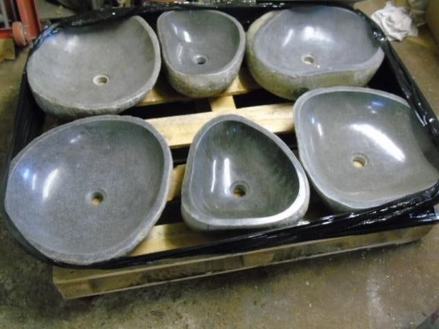 Ruime keuze in een bassin met stenen en kiezelstenen, Ophalen, Nieuw, Steen, Wastafel