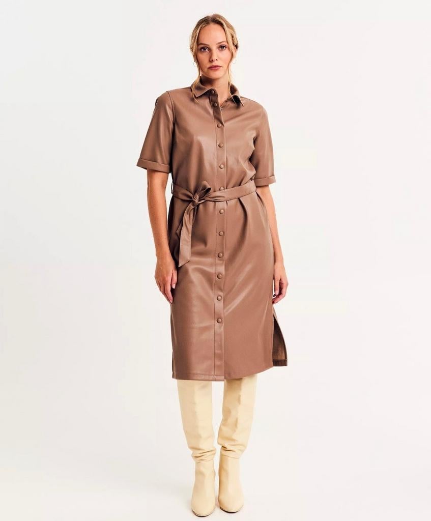 Hemdjurk lederlook NIEUW!!, Kleding | Dames, Jurken, Maat 38/40 (M), Verzenden, Beige, Nieuw