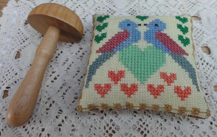 Vintage speldenkussentje, duiven & hartjes, VALENTIJNSDAG, Hobby & Loisirs créatifs, Broderie & Machines à broder, Comme neuf