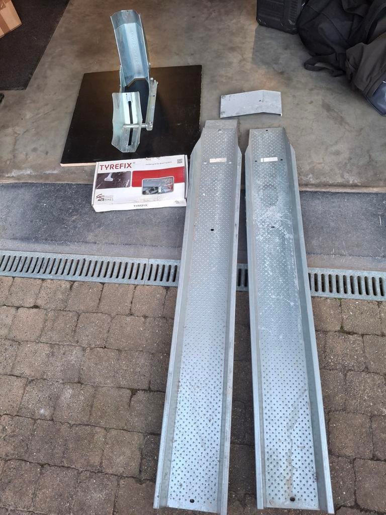 Nieuwe Set voor het veroeren van een moto, Ophalen