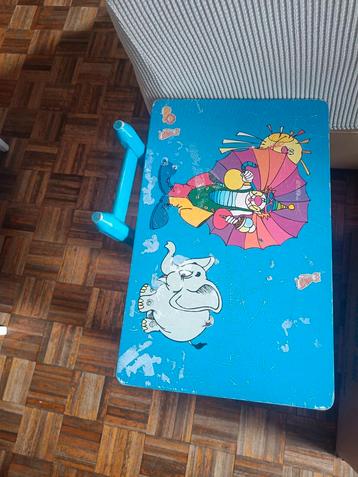 Table avec pieds bout de crayon + 1 chaise avec pieds bouts  beschikbaar voor biedingen