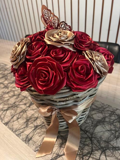 Handgemaakte satijnen rozen, Huis en Inrichting, Woonaccessoires | Kunstplanten en Kunstbloemen, Nieuw, Ophalen of Verzenden