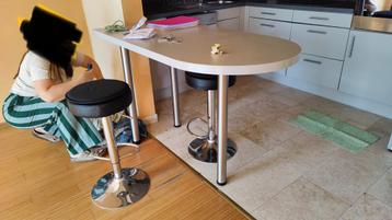 Table trois pieds et deux tabourets  beschikbaar voor biedingen