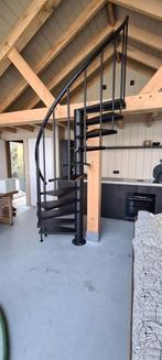 Metalen spiltrap zwarte kleur met houten leuning., Ophalen, Zo goed als nieuw