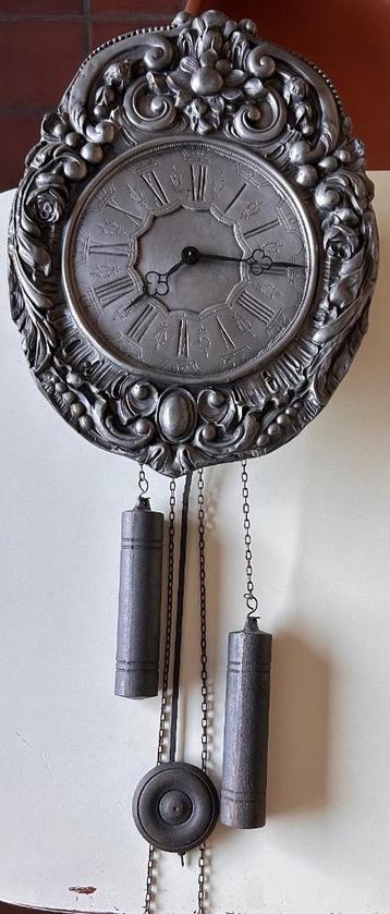 Tinnen wandklok (Comtoiseklok of Morbierklok) beschikbaar voor biedingen