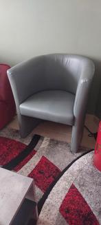 Fauteuil gris en simili cuir., Cuir