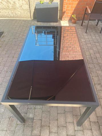 Glazen tuintafel met 4 stoelen beschikbaar voor biedingen