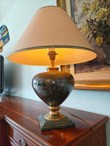 Klassieke Tafellamp met Gouden Details en Crèmekleurige Kap beschikbaar voor biedingen