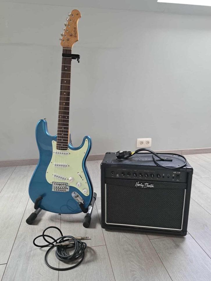 Elektrische gitaar Harley Benton + versterker, Muziek en Instrumenten, Snaarinstrumenten | Gitaren | Bas, Zo goed als nieuw, Elektrisch